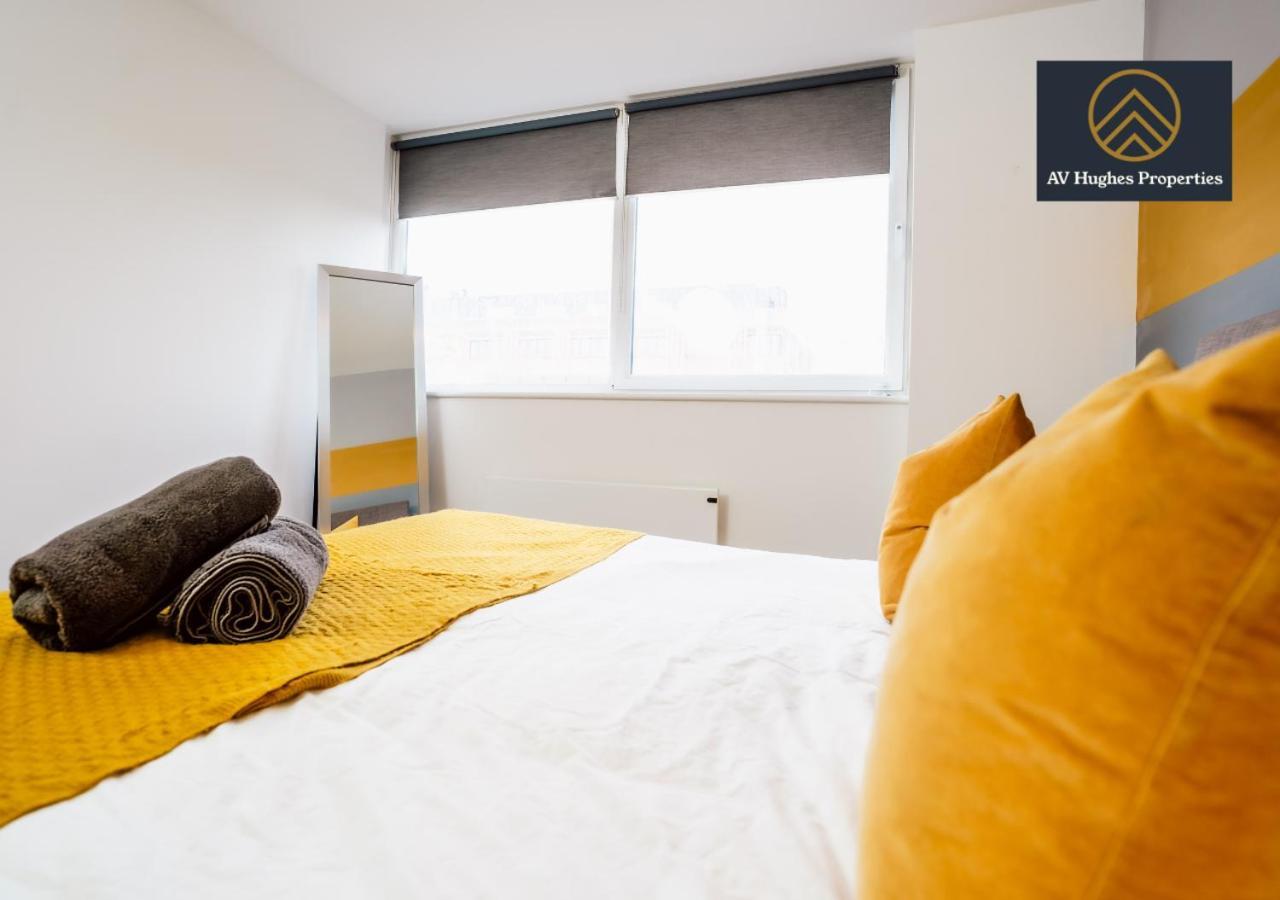 Modern One-Bedroom Apartment - 4 Mins From Station, Free Parking, Ideal For Relocation By Av Hughes Properties ميلتون كينيز المظهر الخارجي الصورة