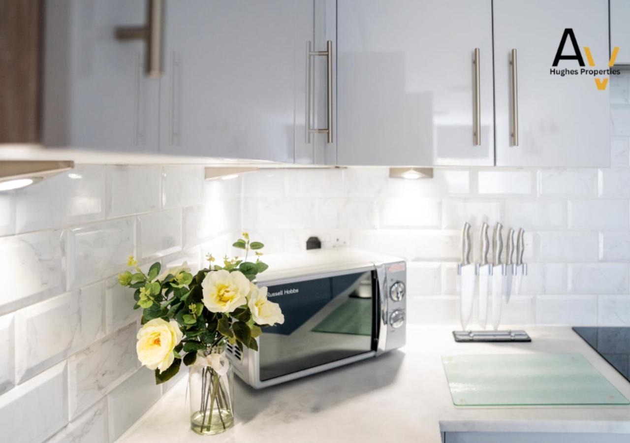 Stylish One-Bedroom Apartment - Free Wi-Fi, 4 Mins From Station, Perfect For Business Stays By Av Hughes Properties ميلتون كينيز المظهر الخارجي الصورة