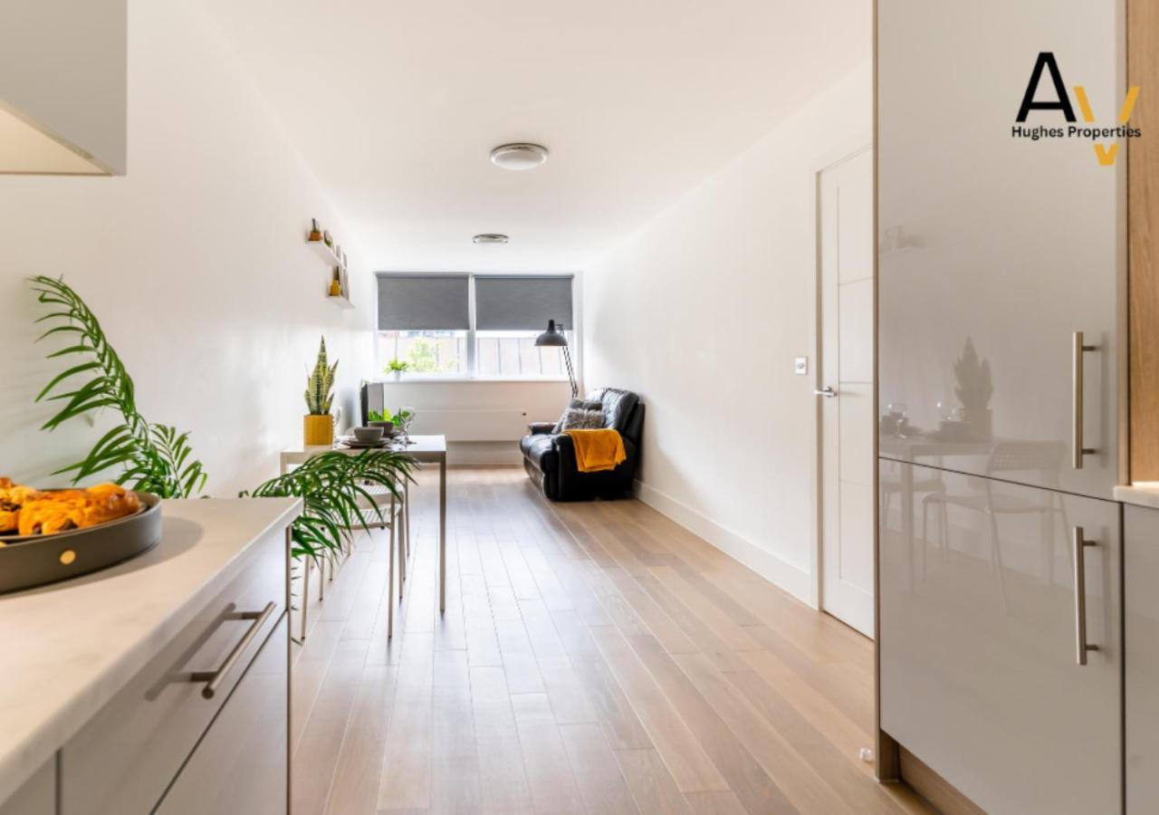 Stylish One-Bedroom Apartment - Free Wi-Fi, 4 Mins From Station, Perfect For Business Stays By Av Hughes Properties ميلتون كينيز المظهر الخارجي الصورة