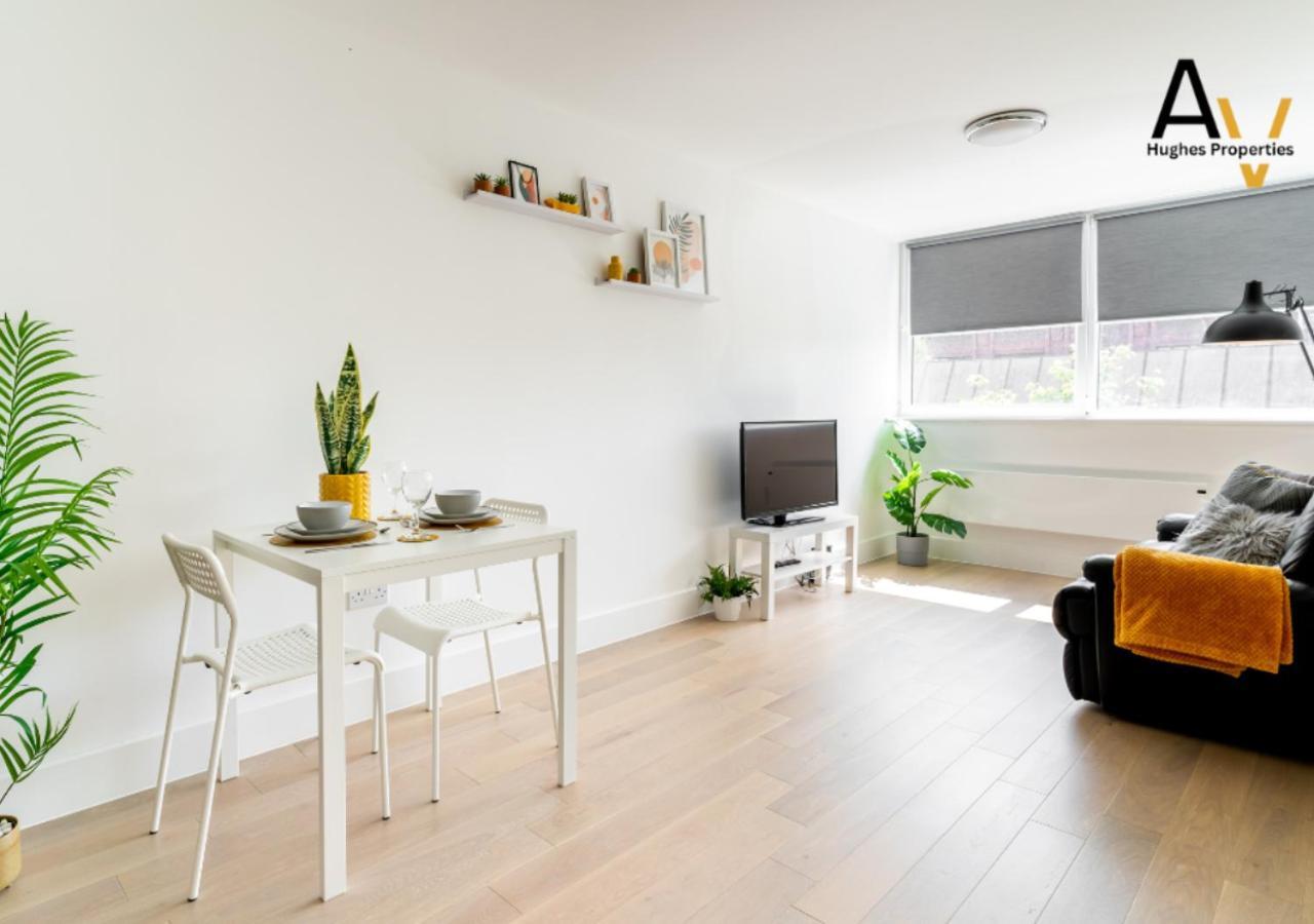Stylish One-Bedroom Apartment - Free Wi-Fi, 4 Mins From Station, Perfect For Business Stays By Av Hughes Properties ميلتون كينيز المظهر الخارجي الصورة